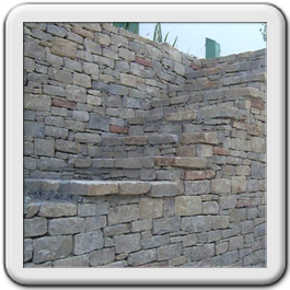 Rivestimento muro e scalinata in pietra di Langa
